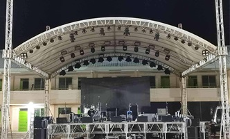 Scène avec toit incurvé en aluminium sur mesure